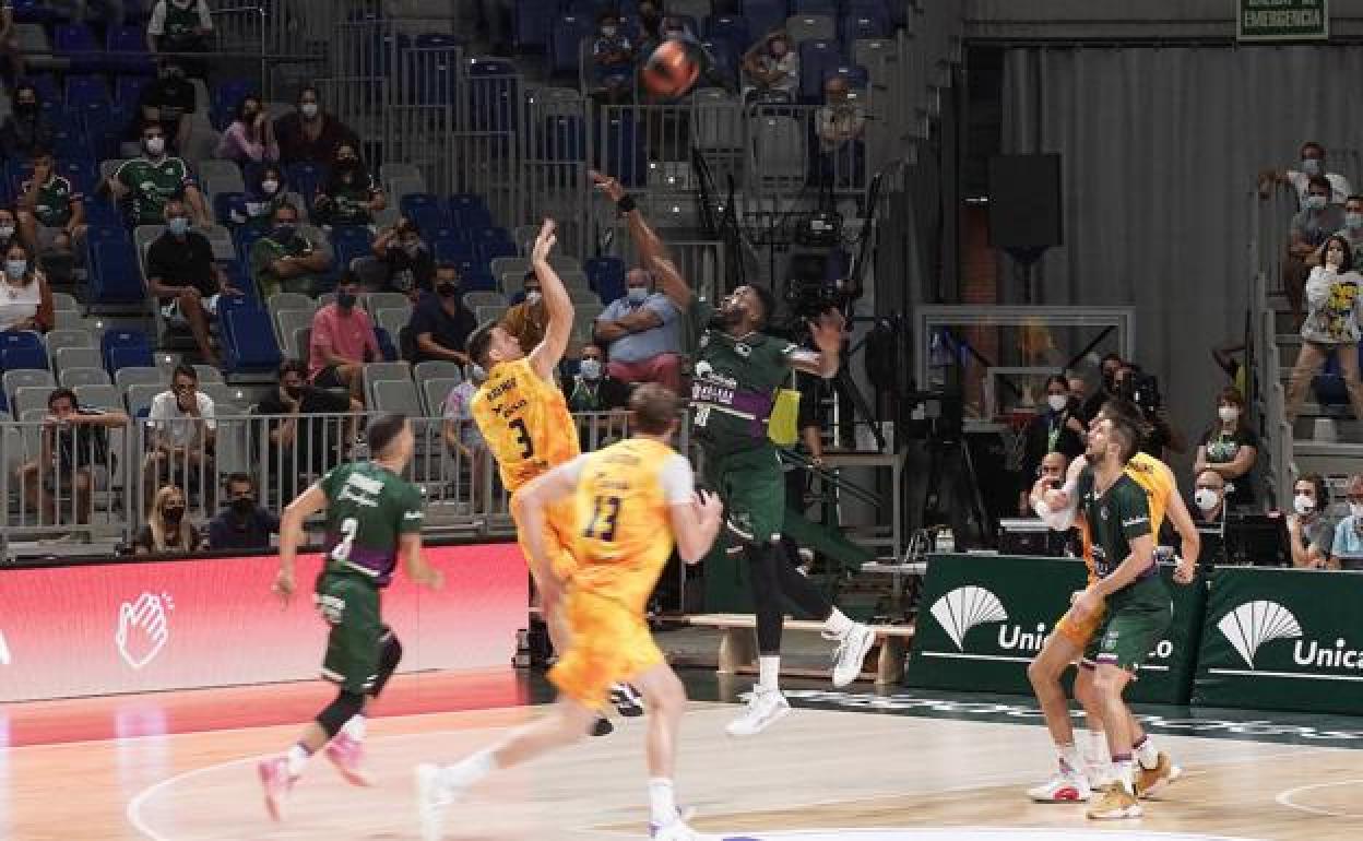 Kramer lanza a canasta para decidir el partido. 