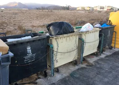 Imagen secundaria 1 - Arriba, estado actual del terrero de lucha, que suele acumular excrementos de palomas que molestan a la vivienda aledaña. Debajo, estado de los contenedores de basura, y porterías y canastas en la cancha deportiva que tienen en uso.