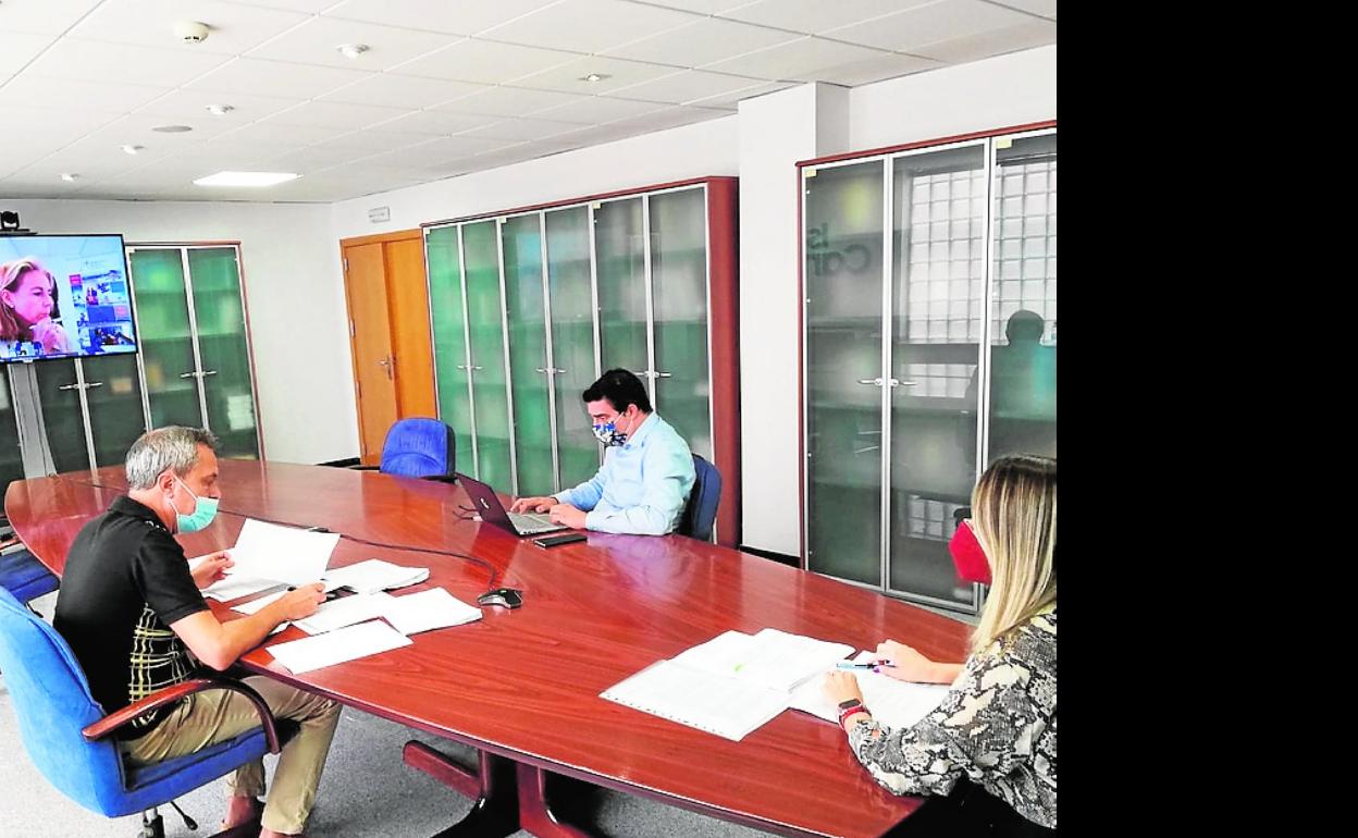 Reunión del jurado de los premios, cuya entrega se ha pospuesto por lo ocurrido en La Palma. 