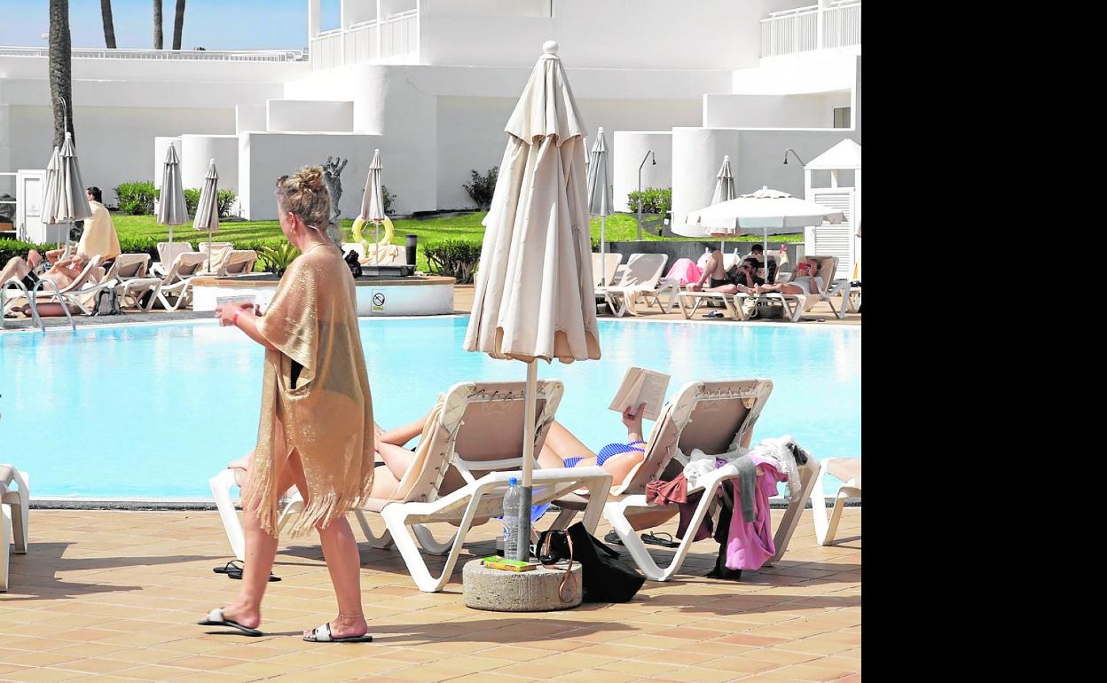 Turistas en un complejo alojativo de la isla de Lanzarote. 