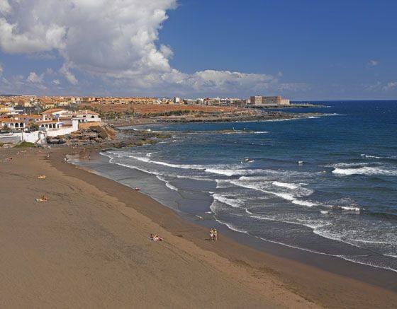 Localizan el cuerpo de una mujer fallecida en la orilla de Playa del Hombre