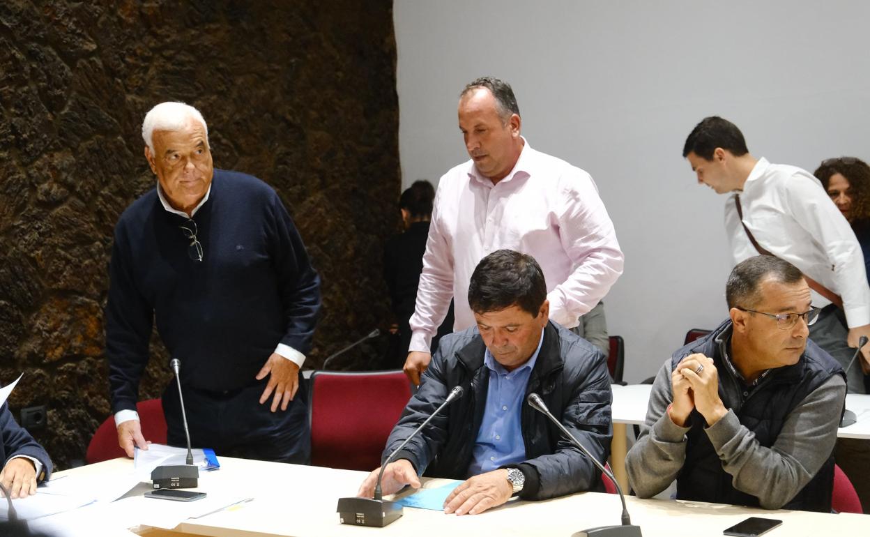 Miguel Ángel Graffigna y Alexis Alonso (ambos de pie) y el alcalde Pedro Armas. 