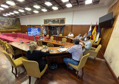 Imagen secundaria 1 - En la primera imágen, reunión en la Moncloa, abajo reunión en el Cabildo de La Palma