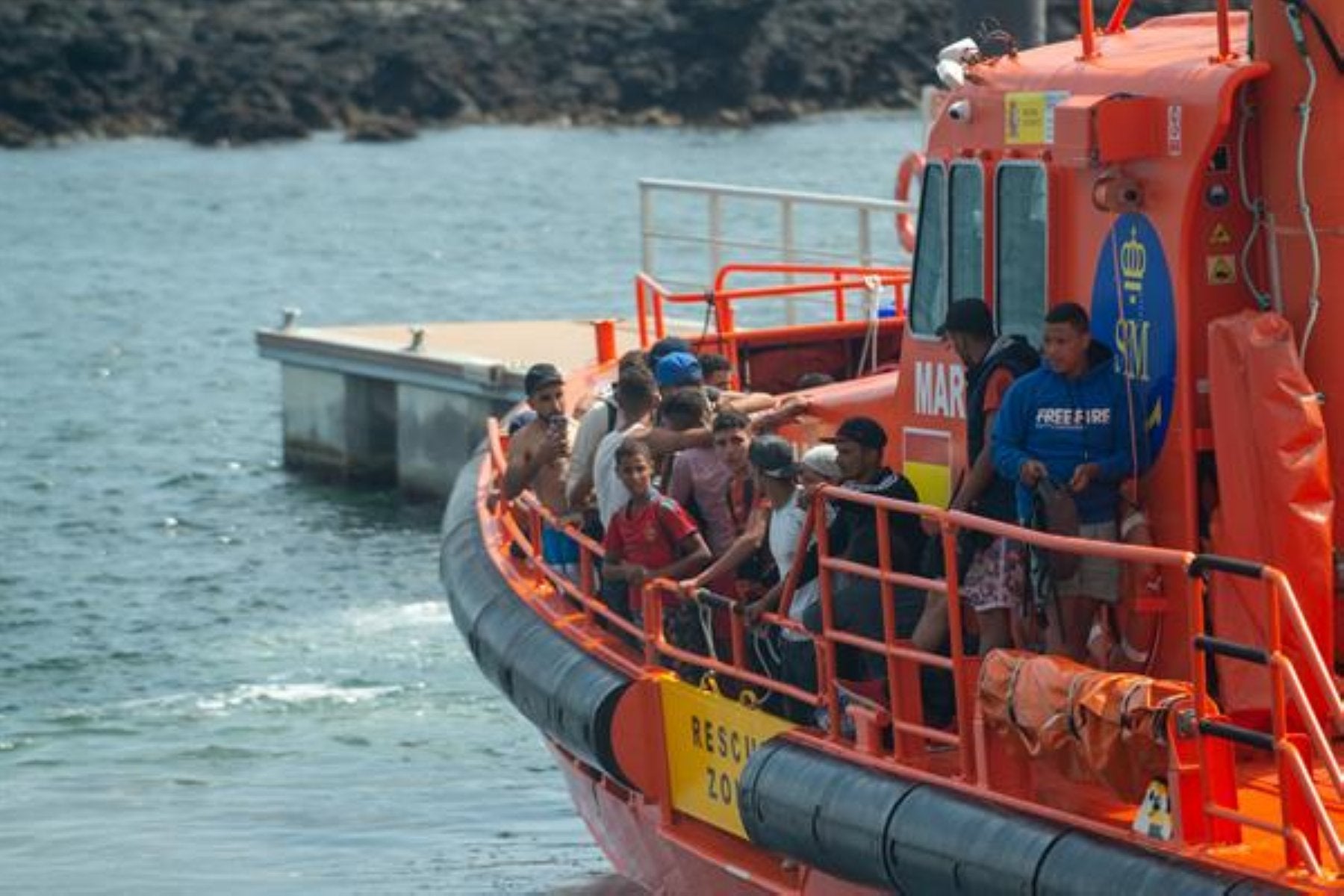 Imagen de un grupo de personas que llegó esta semana a bordo de una patera rescatada por Salvamento Marítimo cerca de la costa de Lanzarote. 
