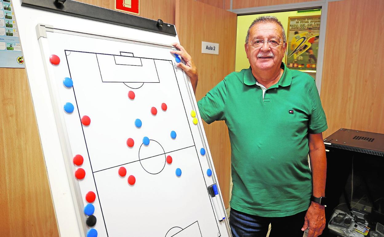 Ramón Medina, fotografiado ayer en las instalaciones de la Federación Interinsular de Fútbol de Las Palmas. 