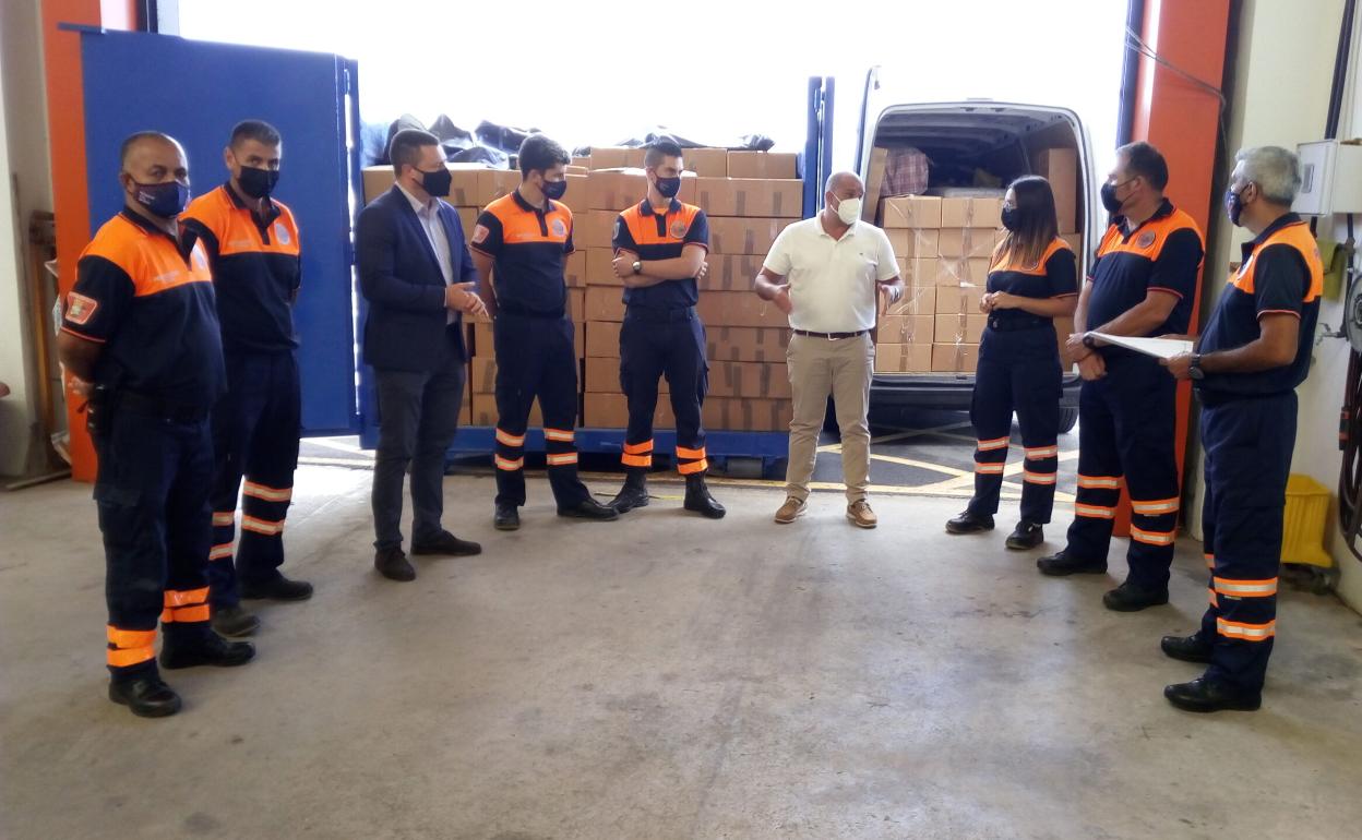 Personal de Protección Civil con material para La Palma. 