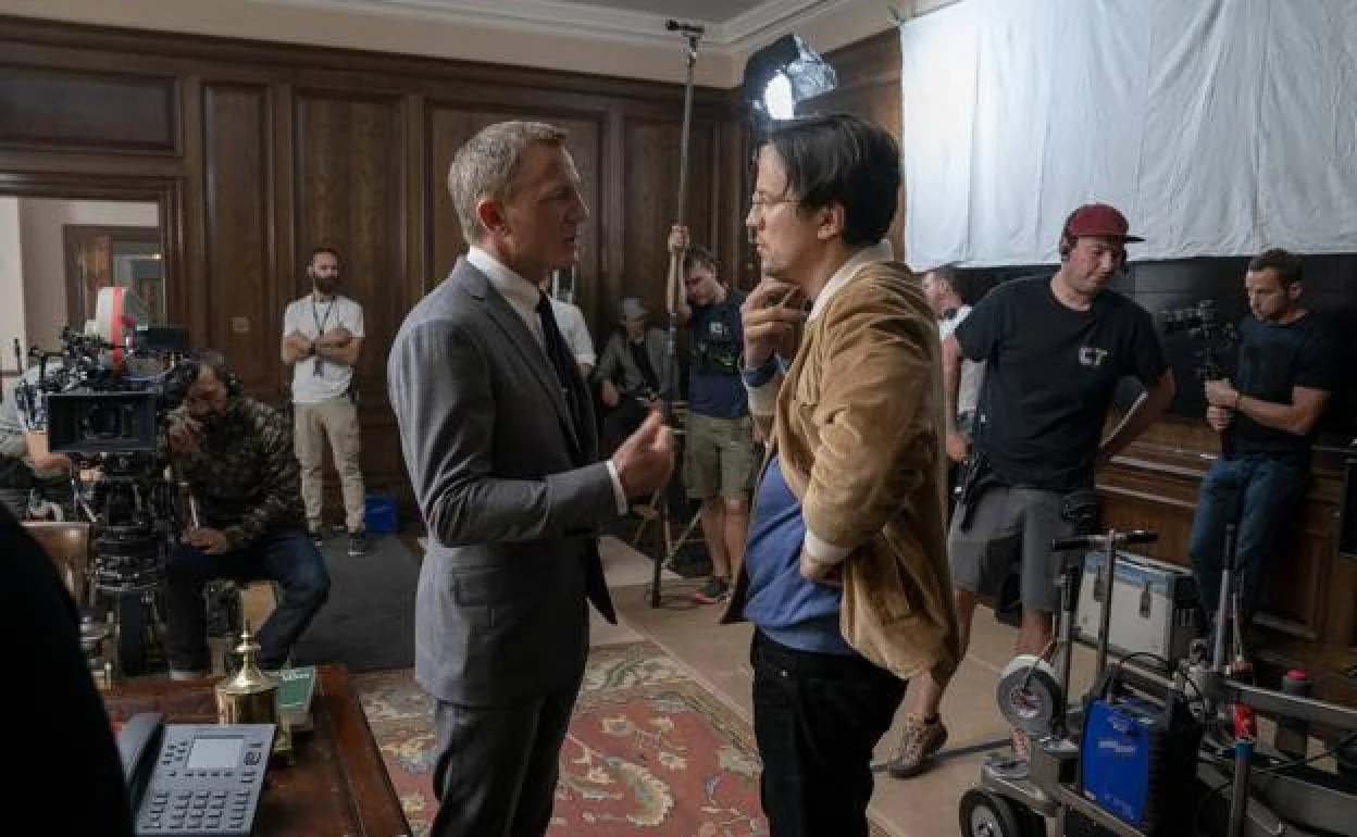 Daniel Craig charla con el director Cary Fukunaga, durante el rodaje de 'Sin tiempo para morir'.