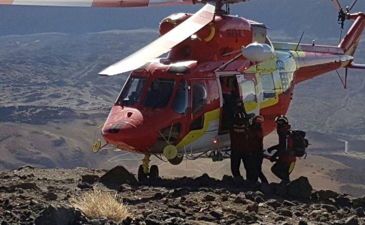 Imagen de archivo del helicóptero del GES en el Teide