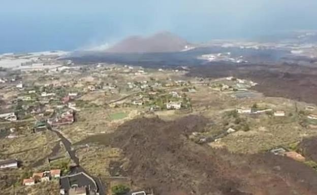 Vuelo de reconocimiento de la zona afectada por la erupción