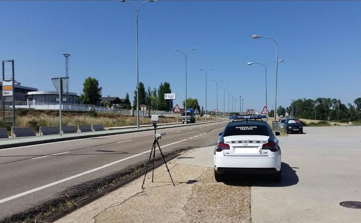 Control de Velocidad de la Agrupación de Tráfico de la Guardia Civil en una carretera convencional.