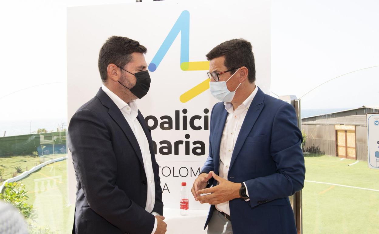 Alejandro Marichal dialoga con Pablo Rodríguez tras su intervención ante los periodistas. 