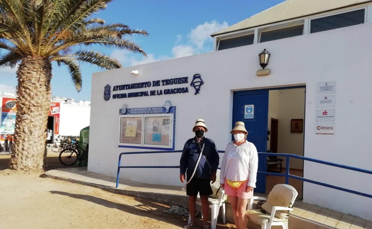 Manuel y Mesi en La Graciosa. 