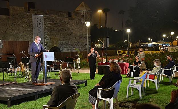 El alcalde se dirigió a los asistentes. 