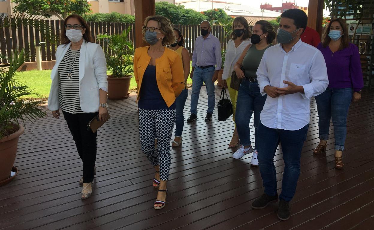 Inés Rodríguez, Conchi Narváez y Samuel Henríquez, tras la reunión en la que se decidió el cese. 