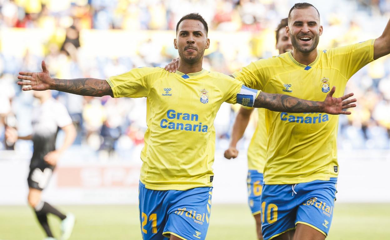 Jonathan Viera y Jesé Rodríguez celebran el primer tanto. 