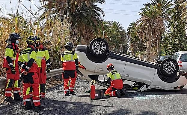 Bomberos de la capital grancanaria actuando en el lugar 