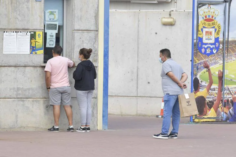 Fotos: Buen rito de venta de las entradas para el amistoso en favor de La Palma