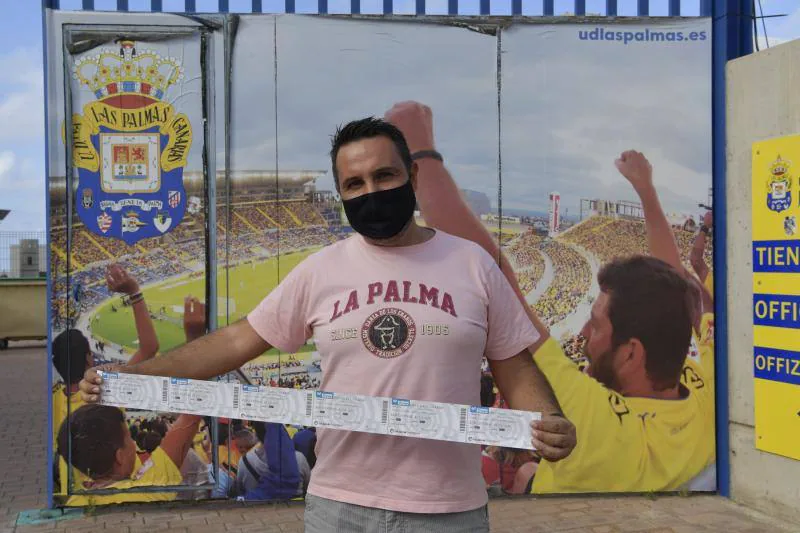 Fotos: Buen rito de venta de las entradas para el amistoso en favor de La Palma