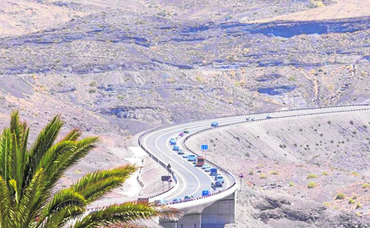 Montero mantiene bloqueados los 407 millonesde deuda pactados para la adenda de carreteras