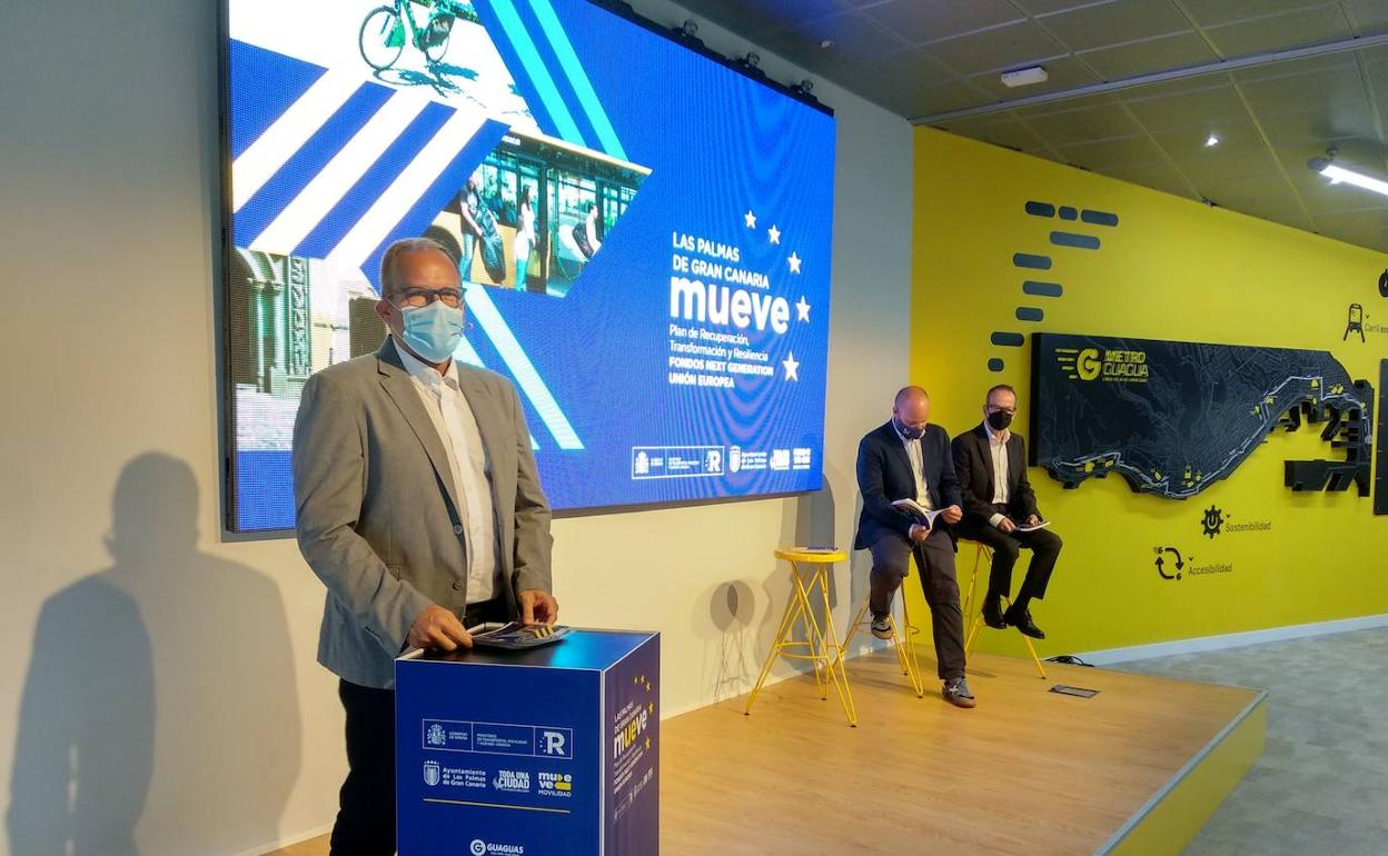 El edil José Eduardo Ramírez presenta los proyectos junto al gerente de Sagulpa y el director de Movilidad. 