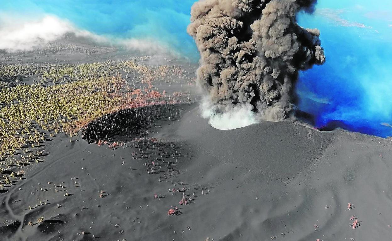 Estado del manto de cenizas en el entorno del cono principal captado por el Servicio de Trabajos Aéreos del IGME y el GES. 