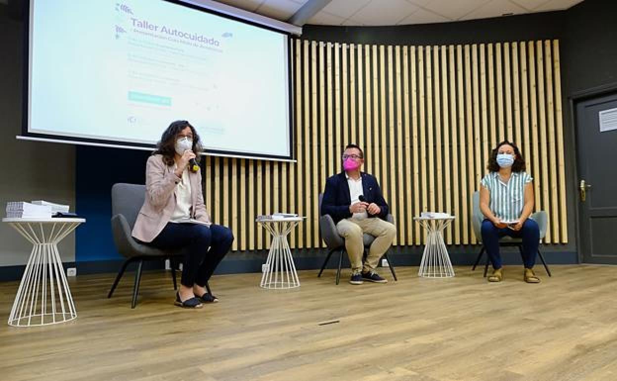 Kika Fumero, Adargoma Hernández y Dácil Alamo, en la presentación de la guía. 