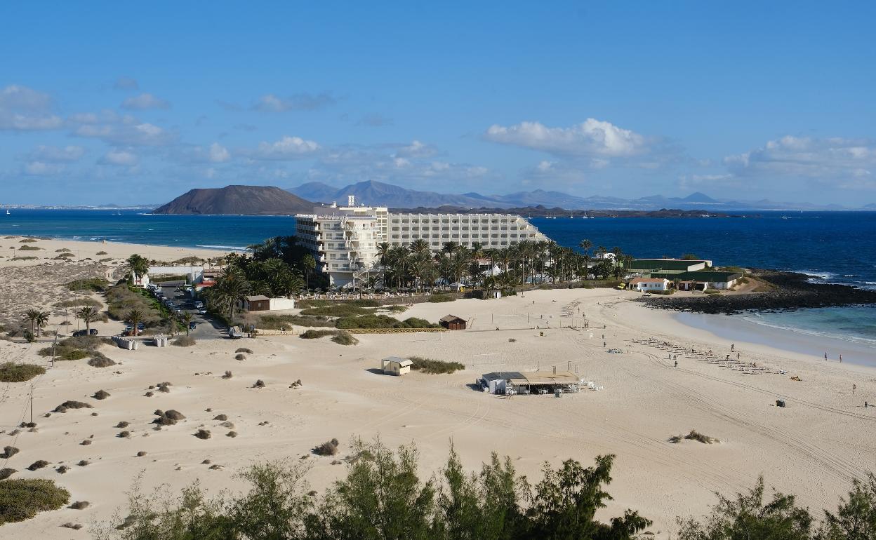 Hotel Tres Islas, vecino del Oliva Beach., en las Grandes Playas de Corralejo. 