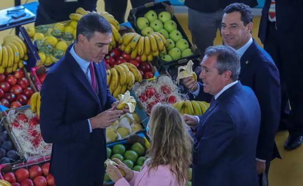 Pedro Sánchez se come un plátano canario para apoyar a La Palma