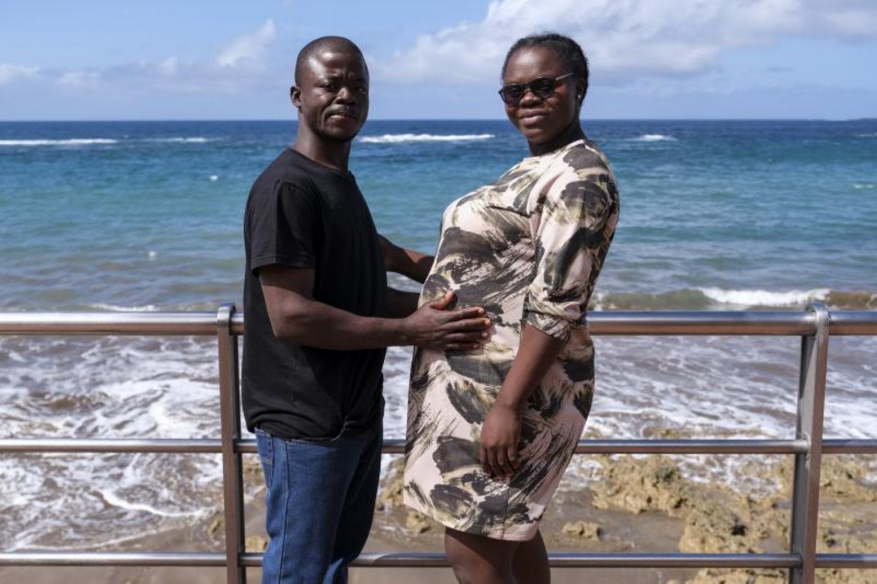 Marius y Awa esperan con ilusión la llegada de su primer hijo, al que llamarán Cristian, como un auxiliar del centro donde están alojados. 