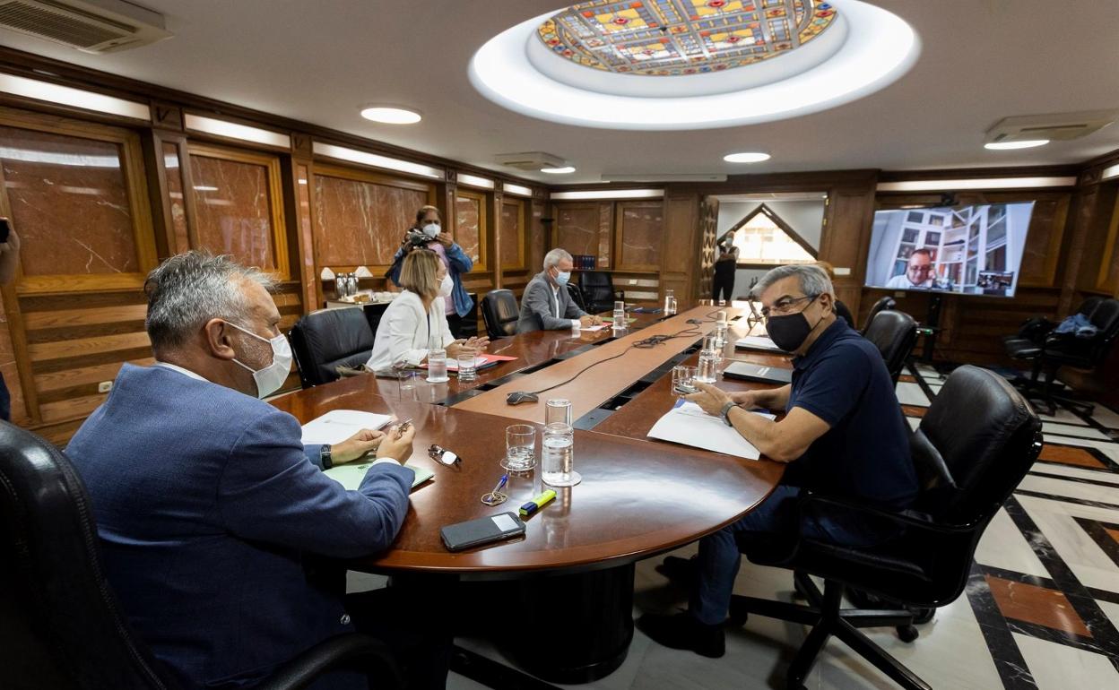 El vicepresidente y consejero de Hacienda, Román Rodríguez, junto a Torres en Consejo de Gobierno. 