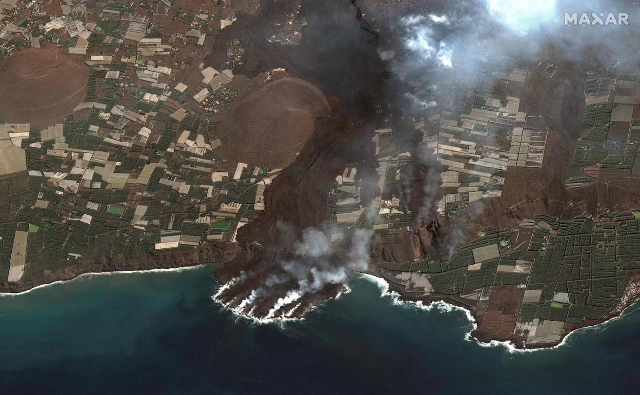 Las coladas de lava que no han cesado de descender desde el volcán de La Palma están formando una enorme fajana (o delta).