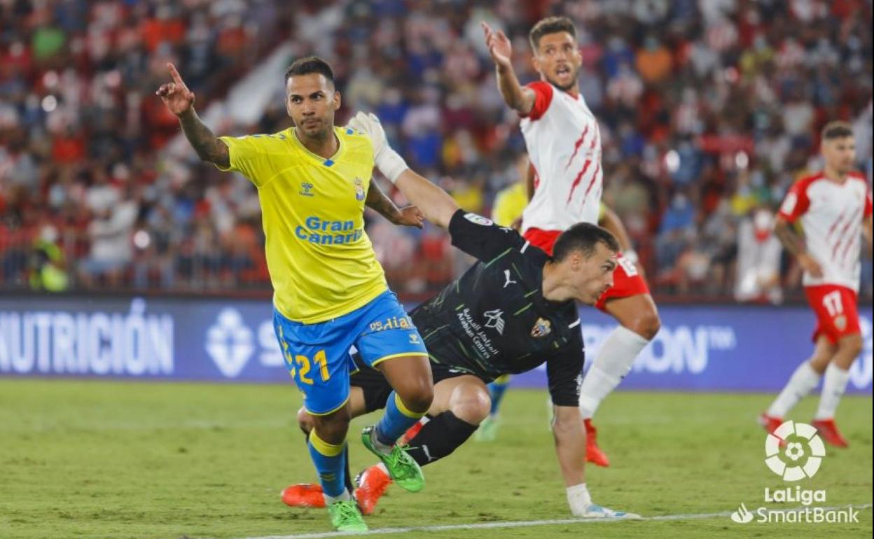 Jonathan Viera celebra el tanto que anotó y que supuso el empate ante el Almería. 