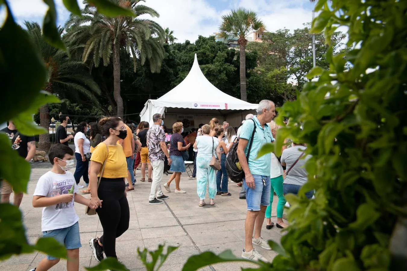 Fotos: El público de la Feria del Libro inunda de bullicio y color el parque de Santa Catalina