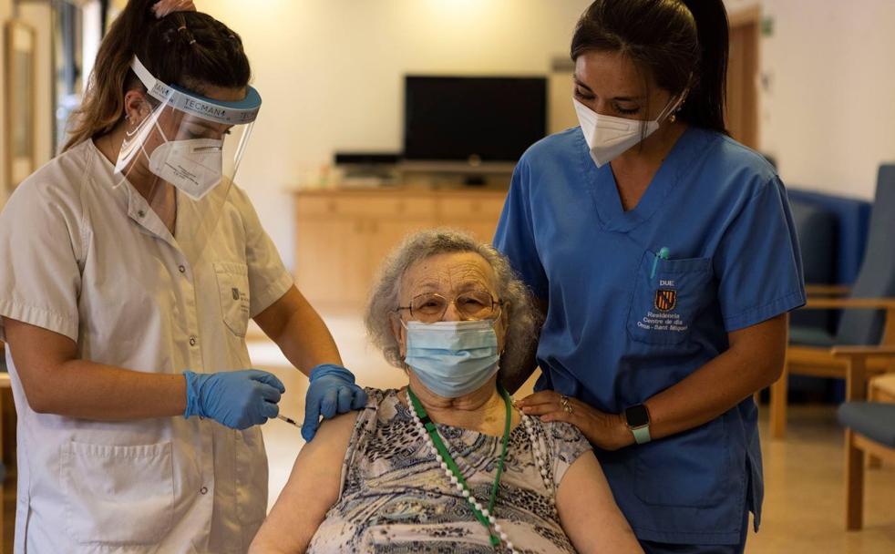 Una usuaria de una residencia de ancianos de Las Palmas recibe la tercera dosis de la vacuna.