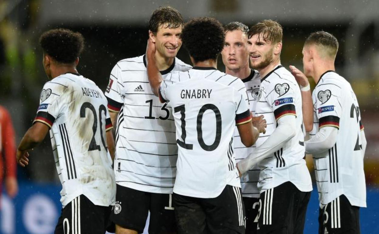 Los jugadores de la selección alemana celebran uno de los cuatro goles. 