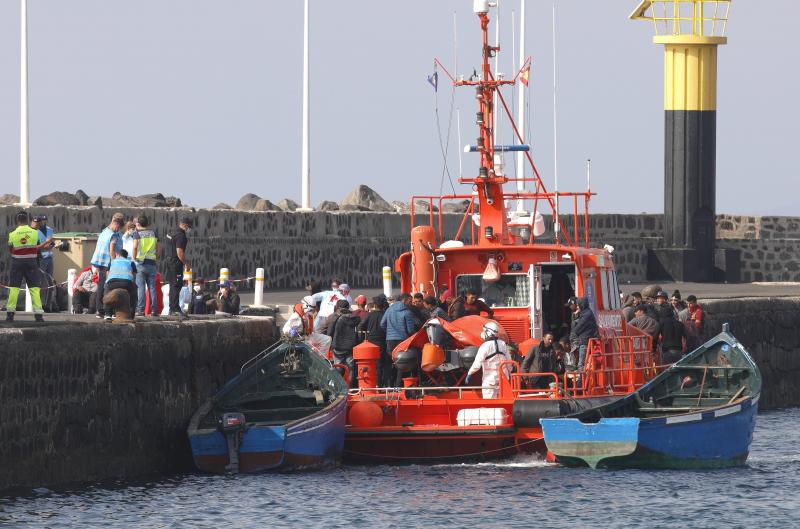 Salvamento rescata a dos de las pateras llegadas ayer en el muelle de La Cebolla en Lanzarote. 