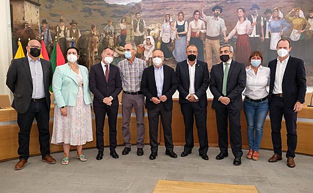 Imagen principal - En la foto superior, cargos de NC y exalcaldes que vinieron a arropar a García. En la imagen, de izq. a dcha., Agustín Arencibia, Celeste López, Teodoro Sosa, Silverio Matos, Antonio Morales, Francisco García, Román Rodríguez, Dunia Santana y Óscar Hernández. Justo sobre estas líneas, público asistente a la sesión. Por limitaciones de aforo hubo que situar a parte de los que acudieron en el exterior del Salón de Plenos. Al lado, un vecino felicita a García. 