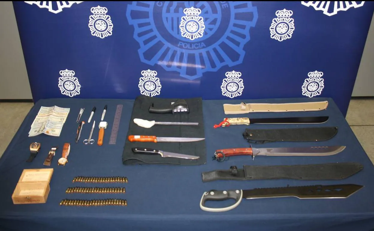 Armas, blancas y munición intervenidas a los sospechosos.