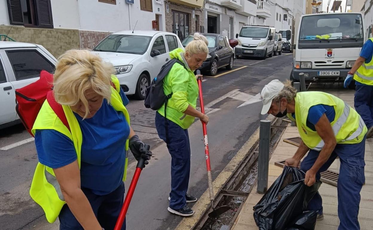 Operarios en servicio. 