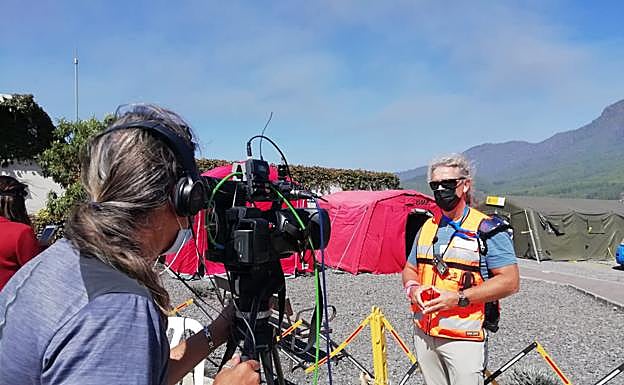 El geólogo del IGME Raúl Pérez informa de la evolución de la erupción a una televisión durante un descanso. 