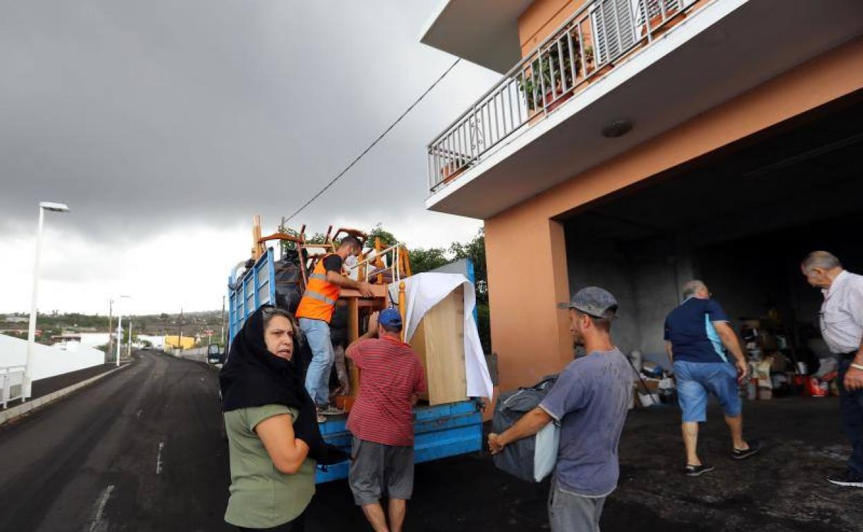 Una familia de desalojados en el barrio de La Laguna recoge sus enseres / 