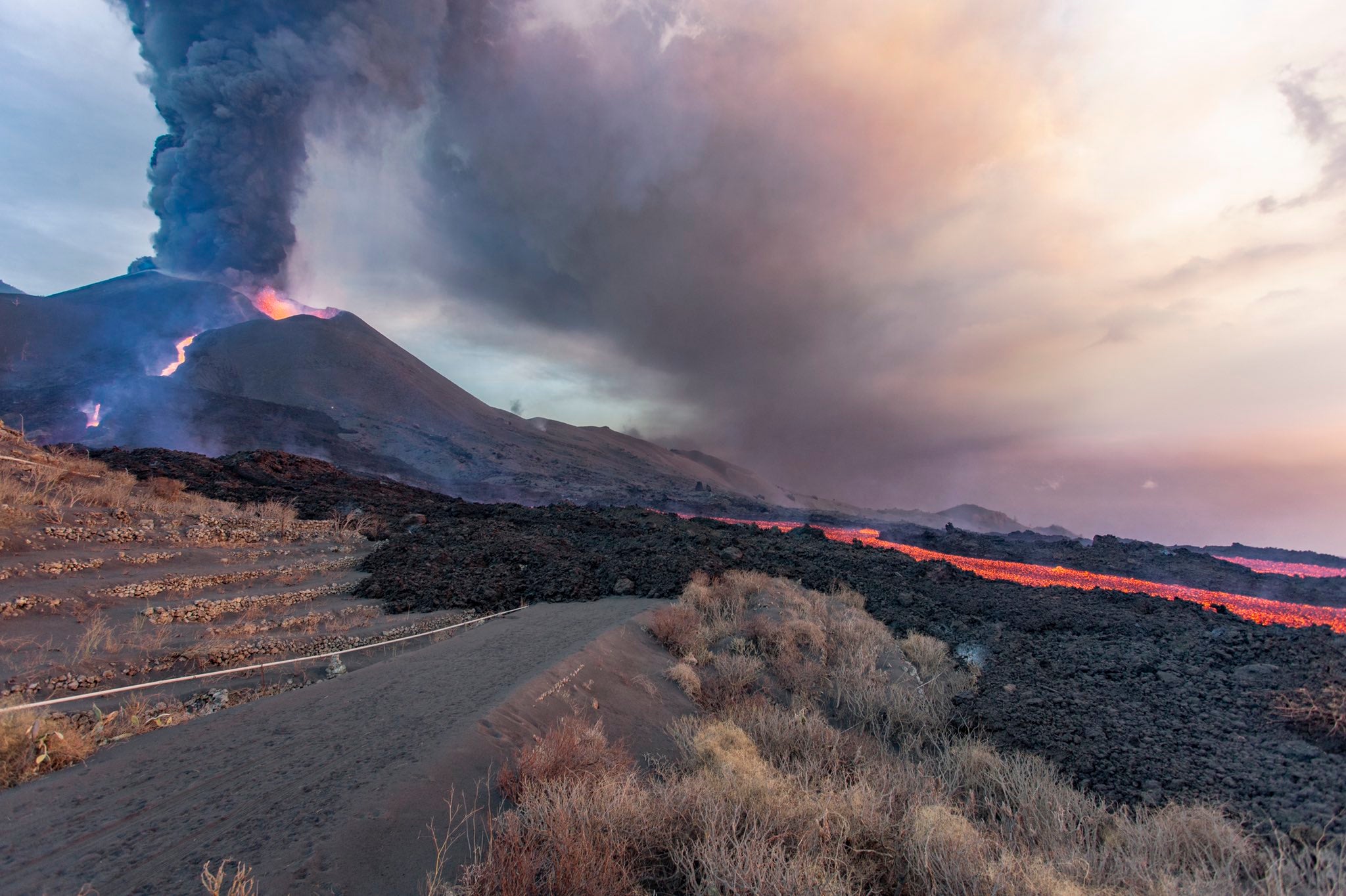 Crece la emisión de lava y superficie afectada sin más evacuaciones previstas