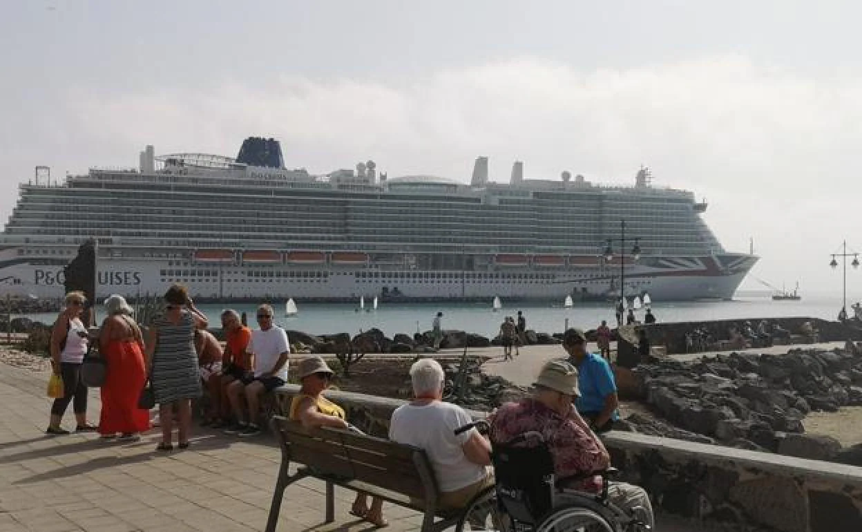 Cruceristas en la avenida marítima. 