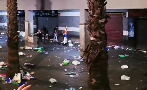 Botellas, vasos, bolsas y basura en la zona del Cuadrilátero, tras los enfrentamientos. 