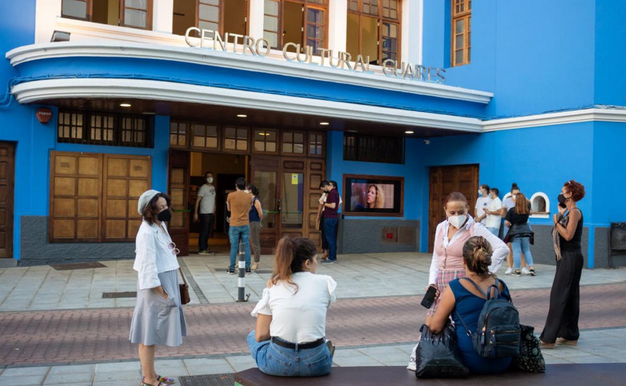 Imagen de parte del público esperando para acceder al Centro Cultural Guaires en Gáldar. 