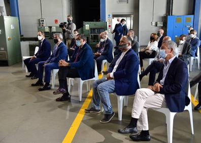 Imagen secundaria 1 - Arriba, el presidente de Informaciones Canarias SA, Juan Francisco García, flanqueado por Antonio Morales y Ángel Víctor Torres. Sobre estas líneas, primera fila del público presente en el acto. Al lado, foto de los asistentes a la inauguración con el molino de fondo. 