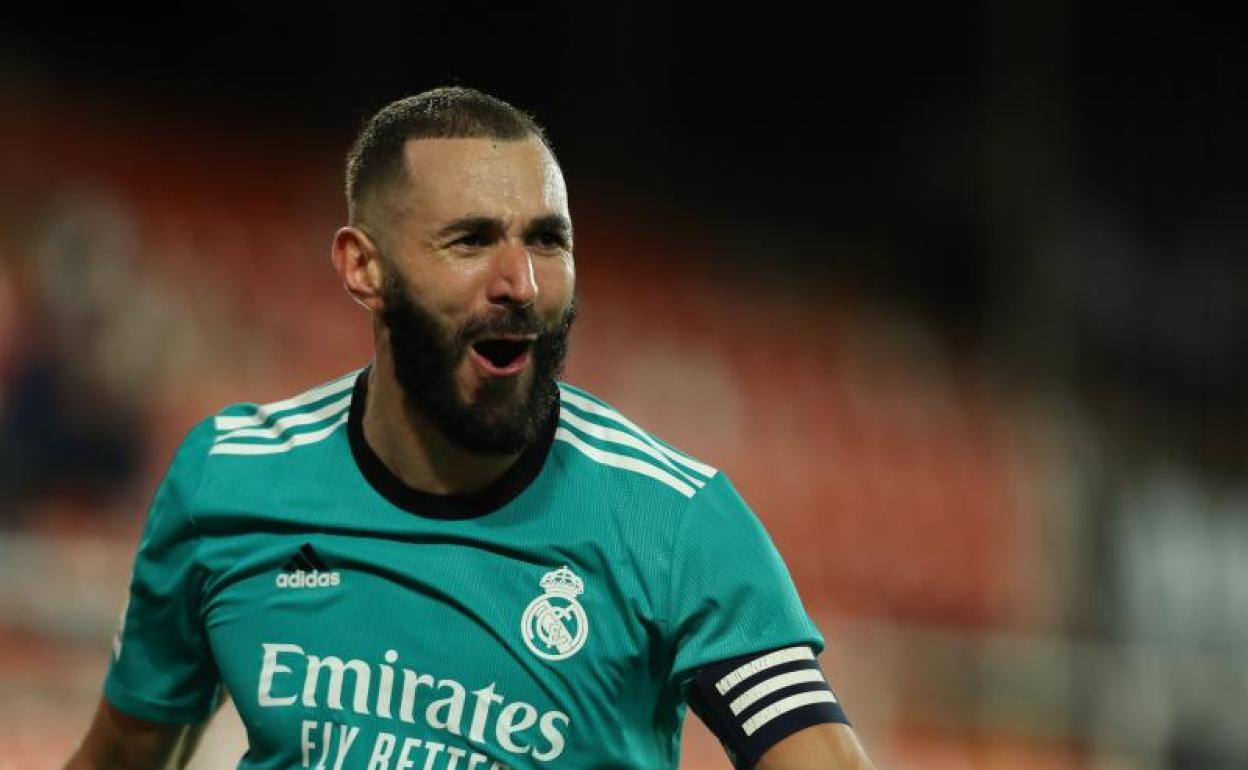 Karim Benzema celebra un gol con el Real Madrid. 