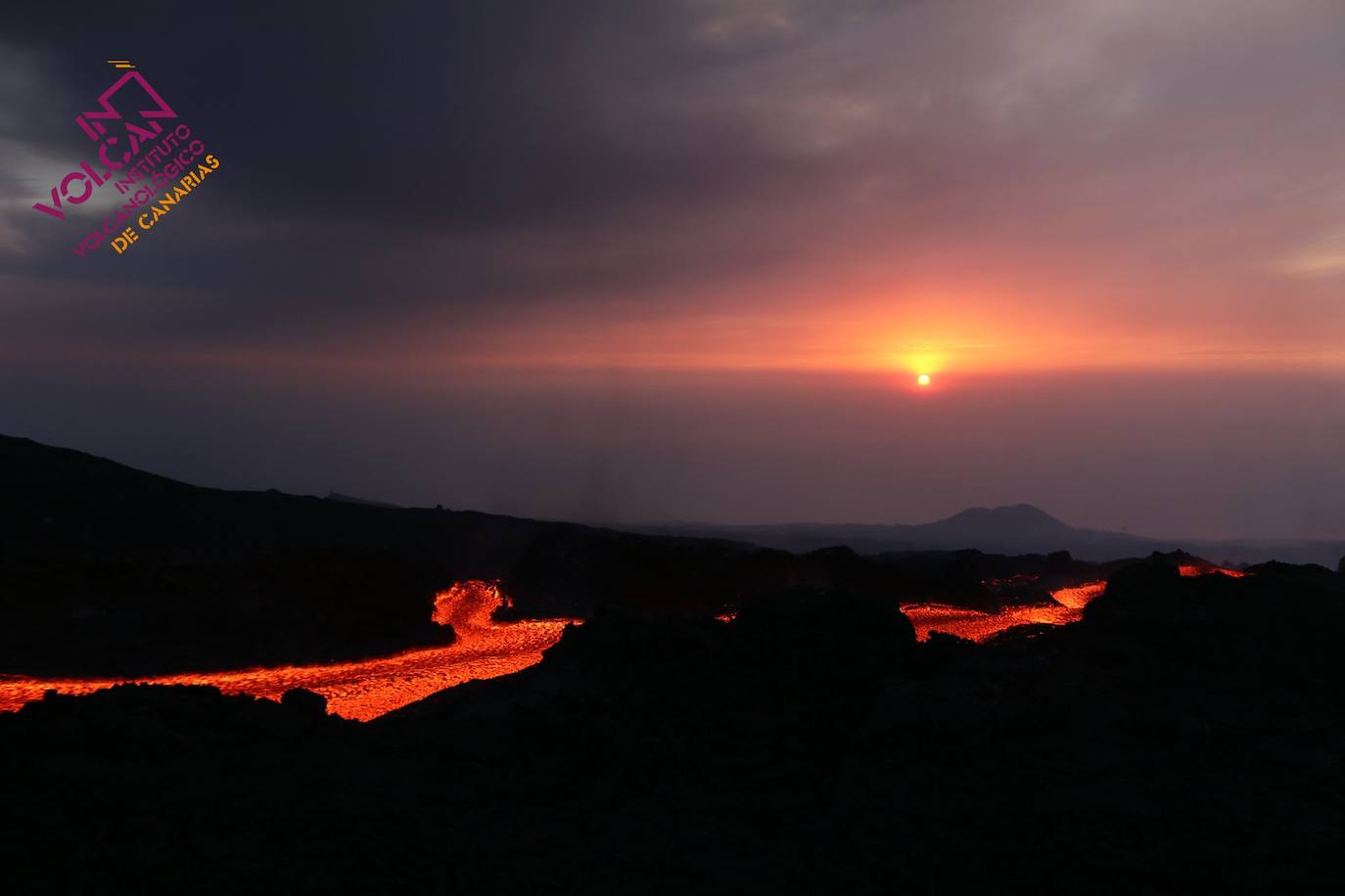 Avance de la lava hacia el mar. 