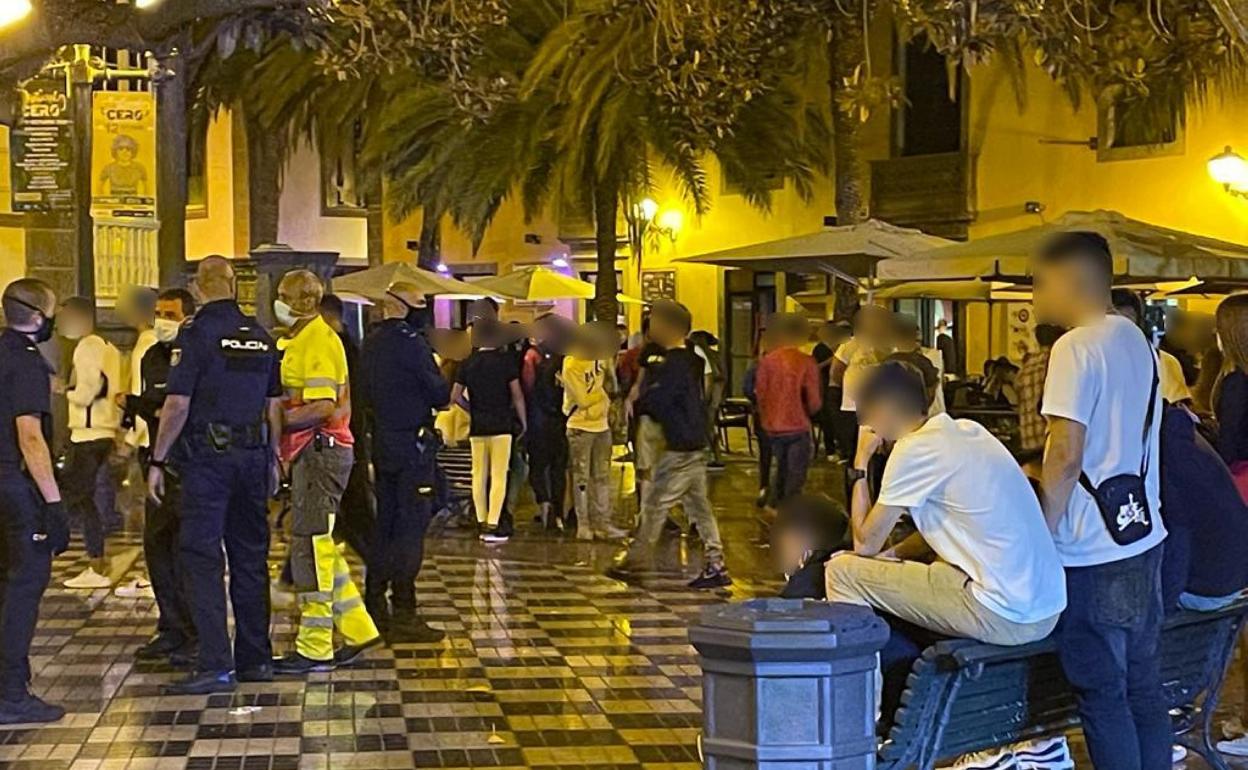 Concentración de personas en la plaza de Las Ranas con presencia de agentes de la Policía Nacional. 