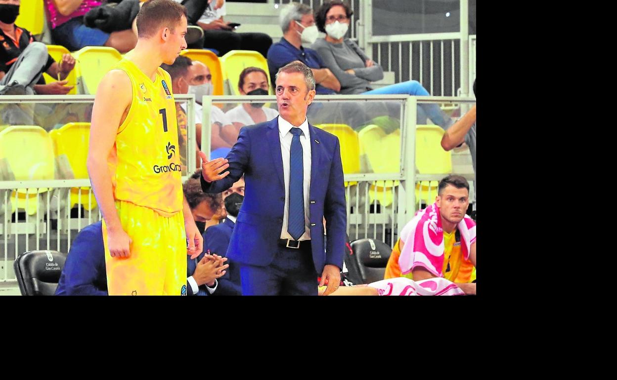 El entrenador del Gran Canaria, Porfi Fisac, da indicaciones al alero catalán Miquel Salvó durante un lance del compromiso continental. 